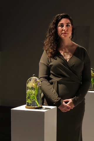 artist with resin flower