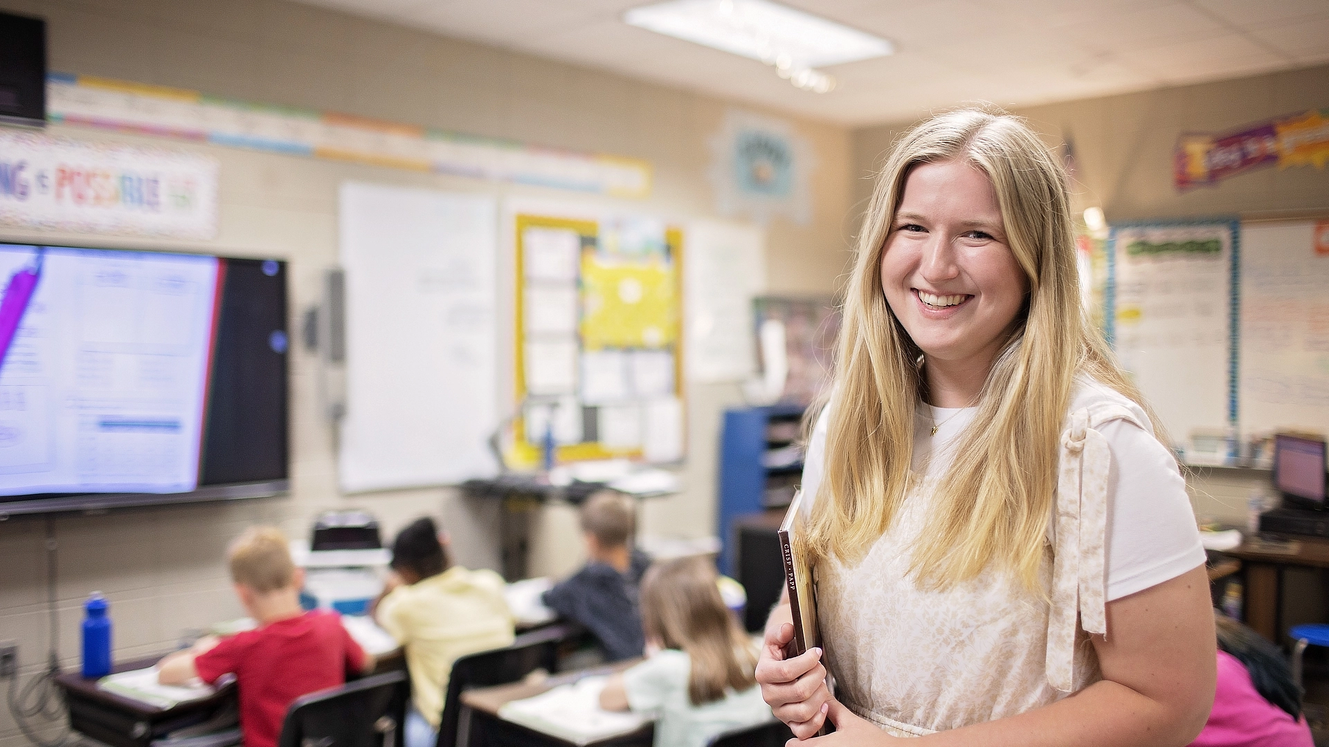 teacher in her classroom banner DR04172023354